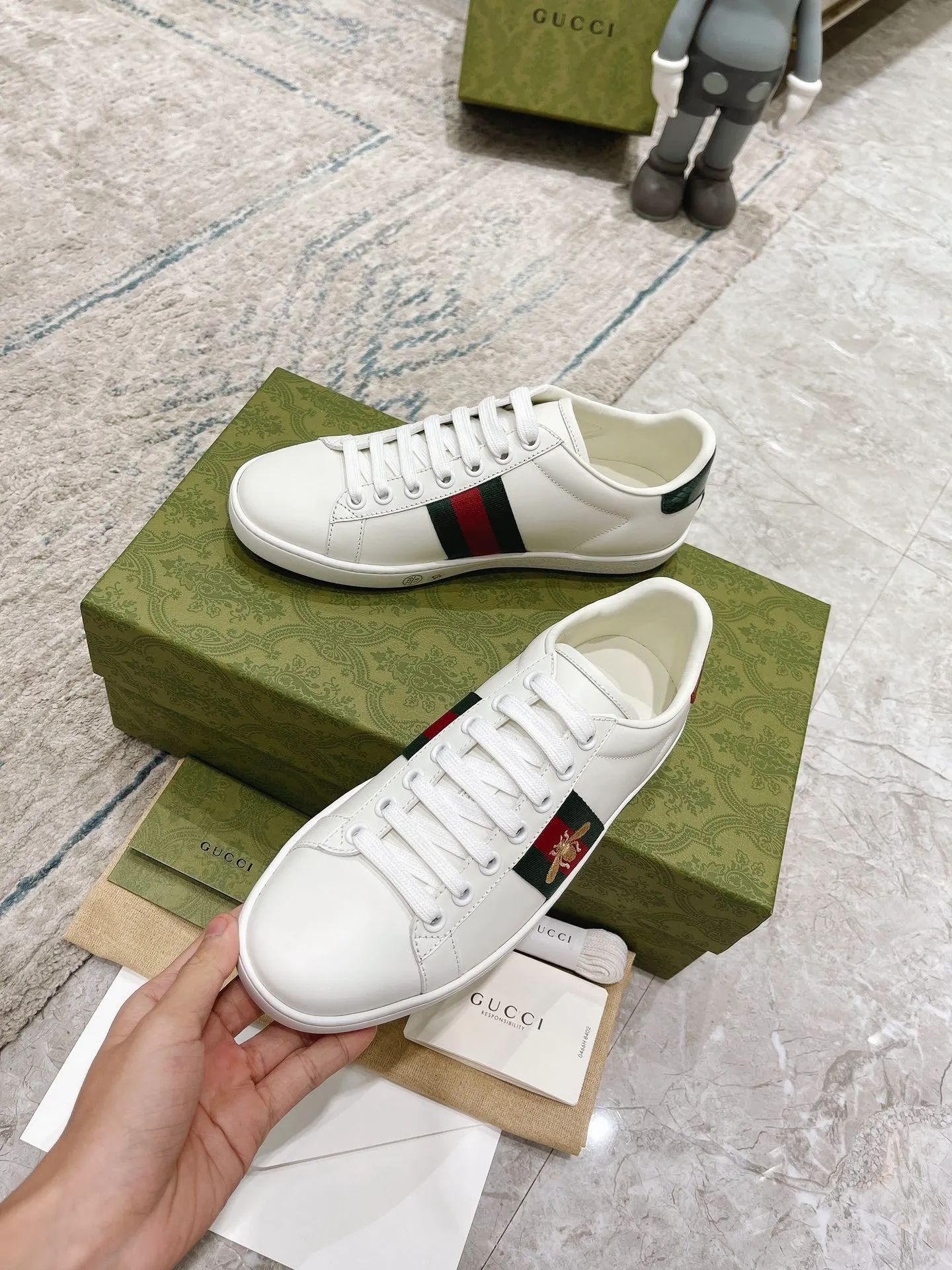 👟👟Ex-factory price 440👟👟 Women's shoe factory GUCCi's latest anti-counterfeiting line classic sports lace-up white shoes for couples ☝︎57 layouts of the whole series are shipped with high quality★ Color matching is being updated continuously... 🔥Look for our upgraded version quality, original mold opening ✔️Original last shape ✔ Everything is authentic from the inside out🥊 🍬Material: 🔸The upper is made of Italian cowhide imported from the original factory. The comfort and softness are higher than ordinary cowhide from domestic factories. ➕Full cowhide lining and foot pads. The lining adopts the same lasting method as the original. The midsole is also printed with double G and the insole is also original molded. 3D craftsmanship❗���Different from ordinary products in the market❗️➕The outsole adopts the original high-density one-to-one sole➕⚠️The snakeskin tail is consistent with the authentic color, and the real snakeskin is a small piece➕🗯The embroidered patches are also authentic. After disassembly, each color comparison is accurate before shipment‼ ️ Shoe size: Female 35-40 Male 39-44